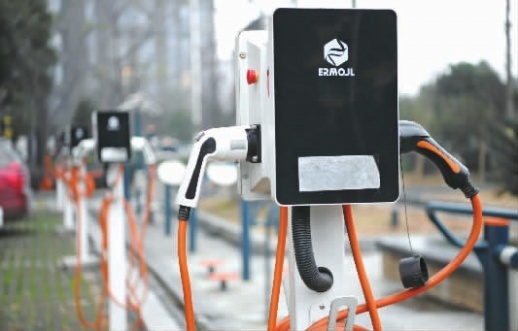 1月7日，长沙市开福区湘江中路，某小区停车场内有8个充电桩，可同时供16辆电动汽车充电。