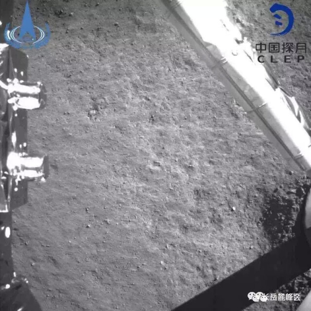 ▲ 此图片为嫦娥四号探测器月球背面软着陆后降落相机拍摄的图像。