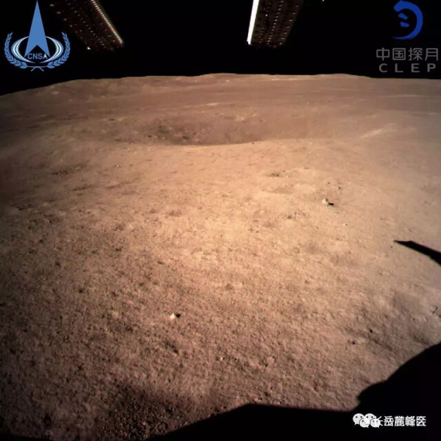 ▲ 此图片为嫦娥四号着陆器拍摄的着陆点南侧月球背面图像，巡视器将朝此方向驶向月球表面。